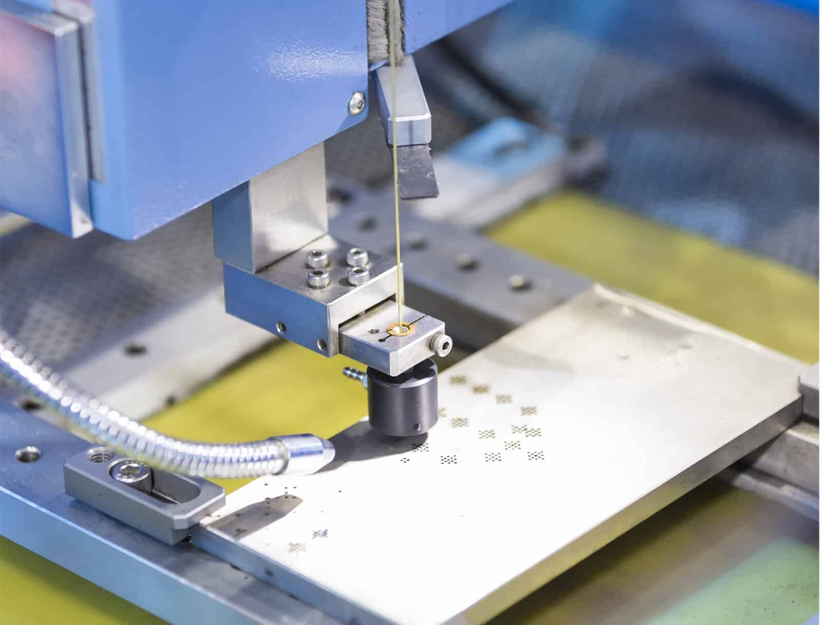 Cabezal de mecanizado de precisión que trabaja sobre una cama limpia y brillantemente iluminada en un entorno controlado